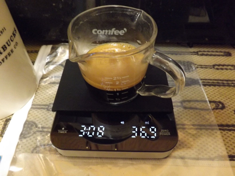 Scale weighing liquid espresso